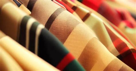 Eșarfele Burberry: Un Amestec de Clasic și Modern 